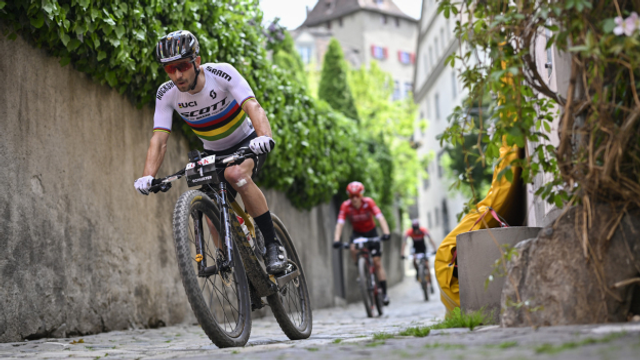 Nino Schurter suenter sia cursa da la «Bike Revolution» a chasa