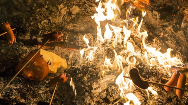 Gefahr Waldbrand Wer Haftet Wenn Nach Dem Cervelat Brateln Der Wald Brennt News Srf
