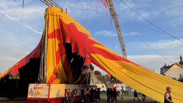 Ralph im Zirkus – Das Zirkuszelt wird aufgebaut